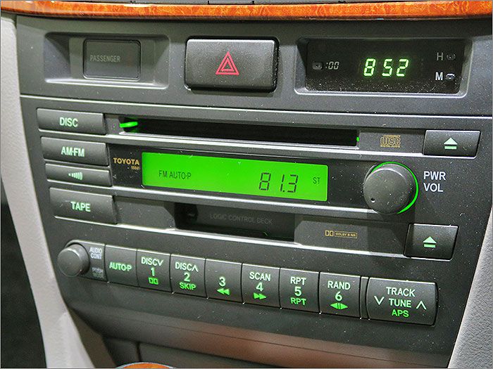 オーディオはCD、カセットテープ、ラジオが使用できます。